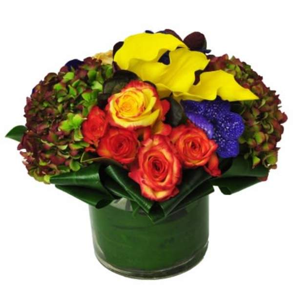Colorful bouquet of roses and hydrangeas in a green vase