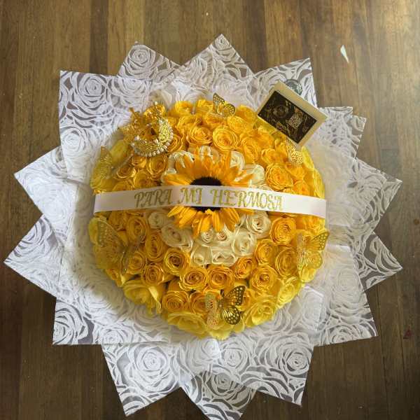 Round bouquet of yellow and white roses with a sunflower center