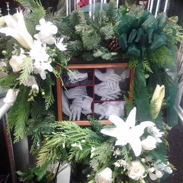 Your family tribute standing sqauare wreath