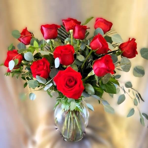 Bouquet of red roses in a clear glass vase