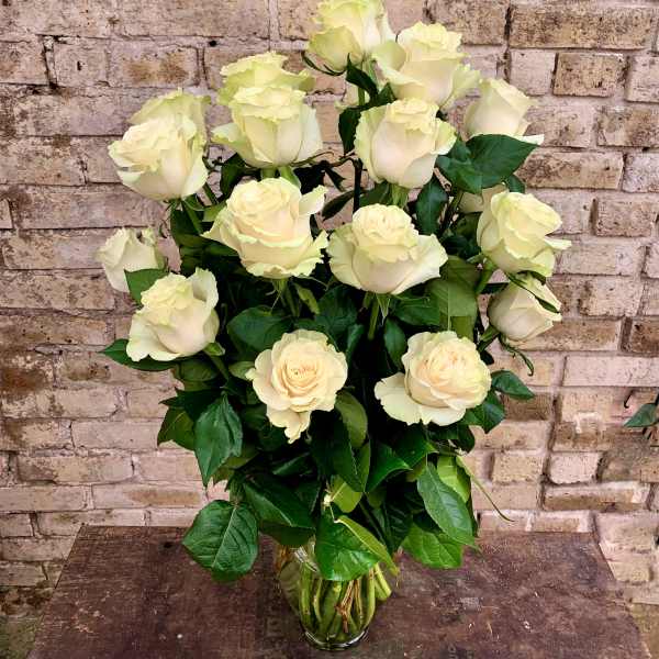 Bouquet of cream roses in a clear glass vase