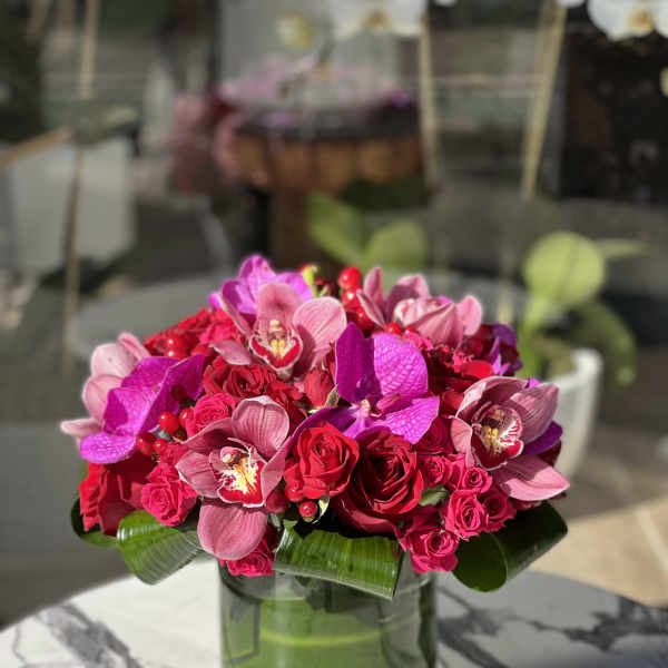 Pink and red rose bouquet in a glass vase