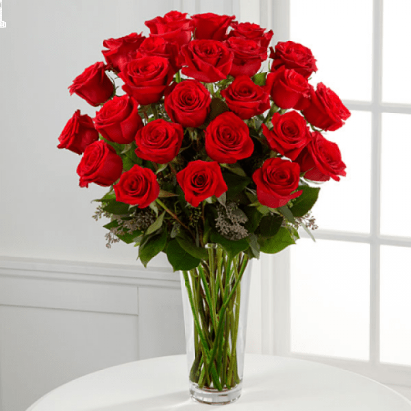 Bouquet of red roses in a clear glass vase