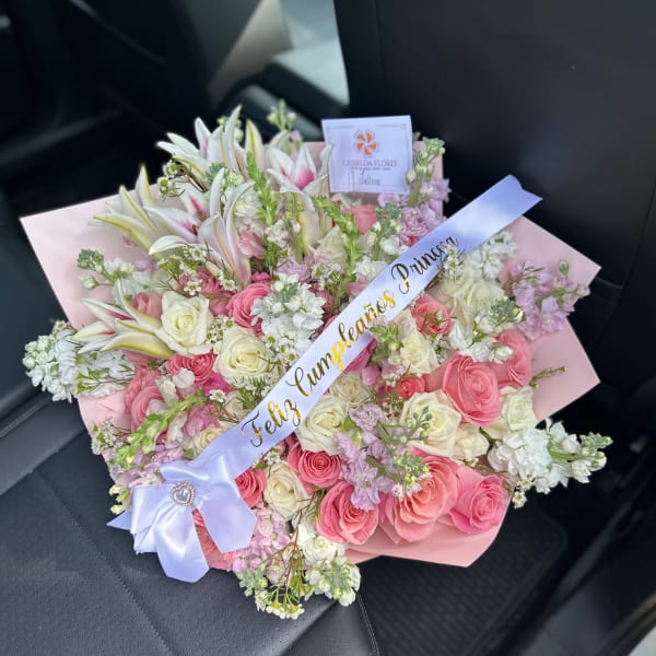 Ramo de 50 rosas, lirios y stock (incluye listón personalizado)