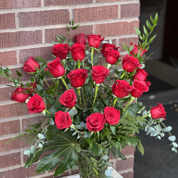 Bouquet of red roses in a clear glass vase