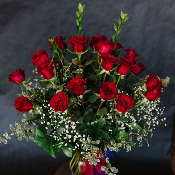 Bouquet of red roses with baby's breath in a vase