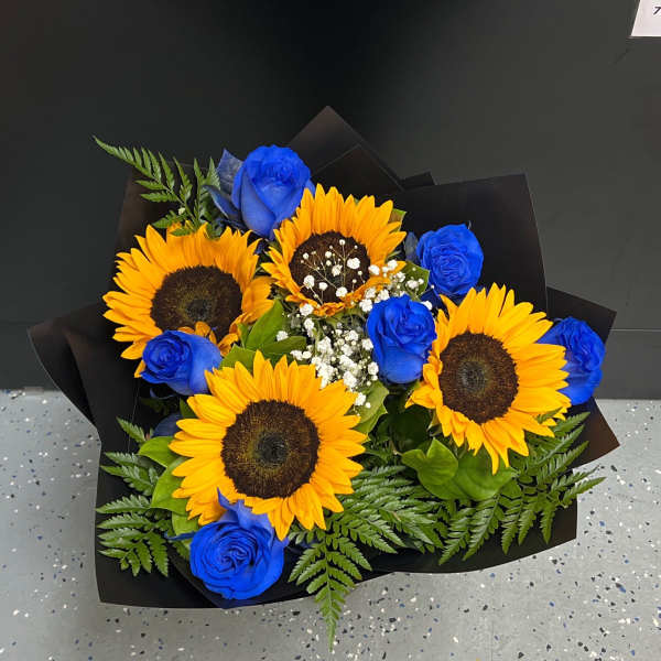 Blue roses with sunflowers