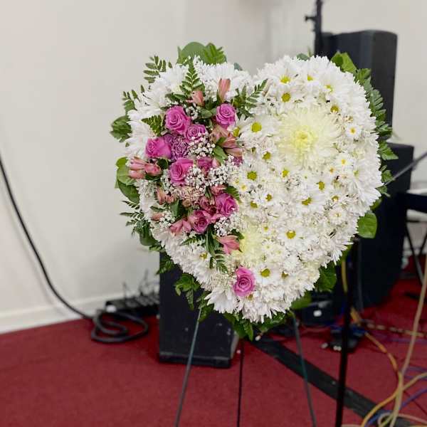 Heart-shaped floral wreath with white daisies and pink roses