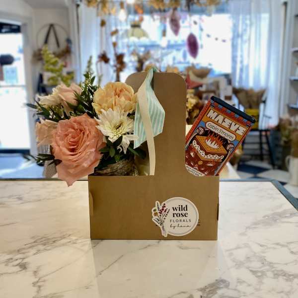 Small flower arrangement with a chocolate bar in a cardboard gift box