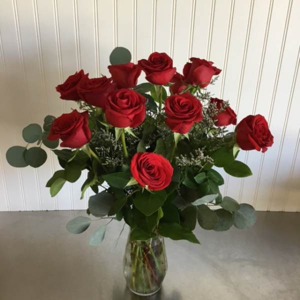 Bouquet of red roses in a clear glass vase