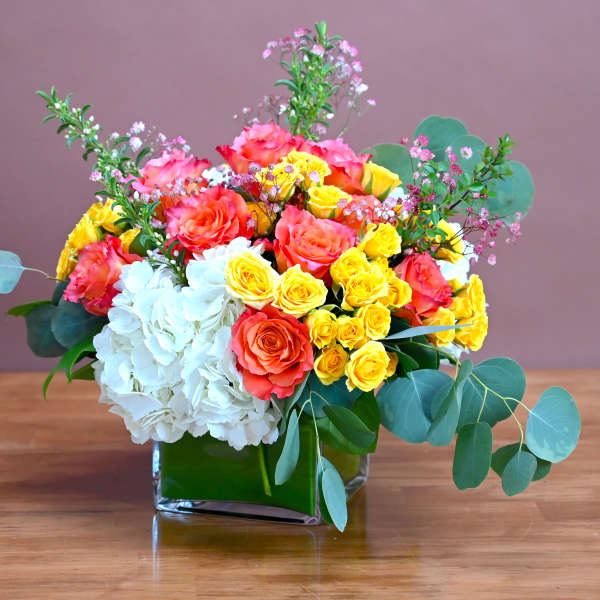 Mixed bouquet of roses and hydrangeas in a glass vase