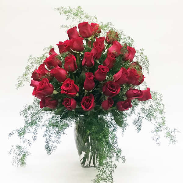 Bouquet of red roses in a clear glass vase