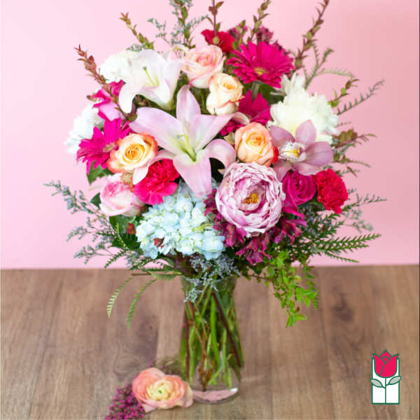 Mixed pink and white bouquet in a clear glass vase