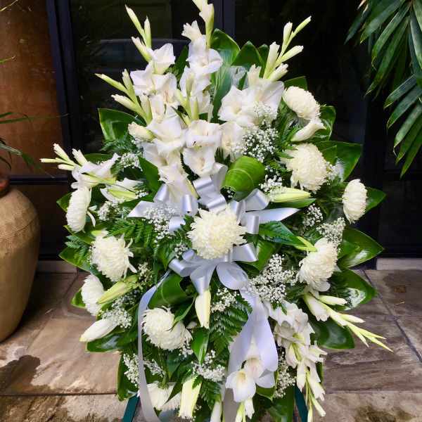 #89 Wonderful in White Spray Wreath