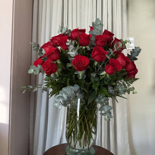 Bouquet of red roses in a clear glass vase