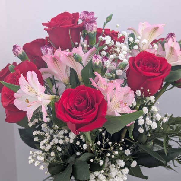 Bouquet of red roses and pink lilies with baby's breath