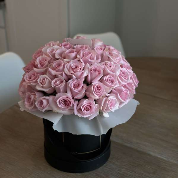 Large bouquet of pale pink roses in a black hat box