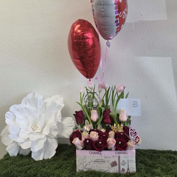 Rose arrangement with balloons and a large white paper flower
