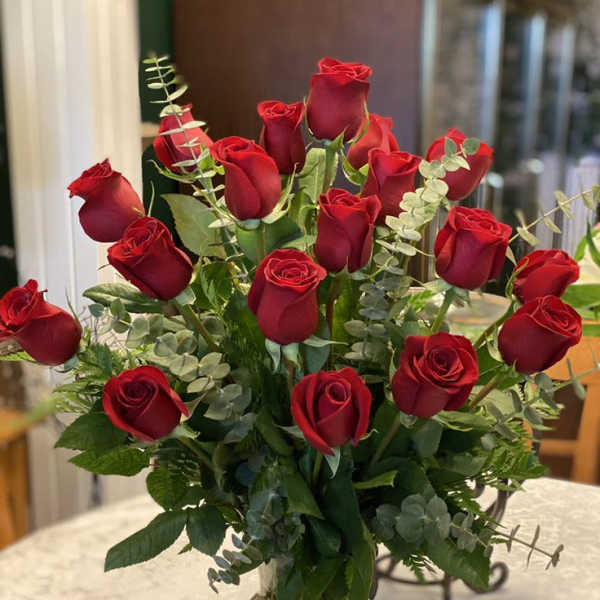 Bouquet of red roses in a clear glass vase