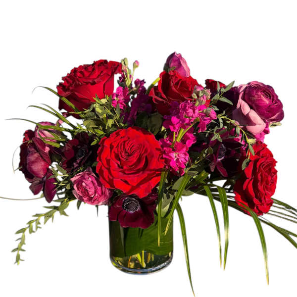 Red and pink rose bouquet in a glass vase