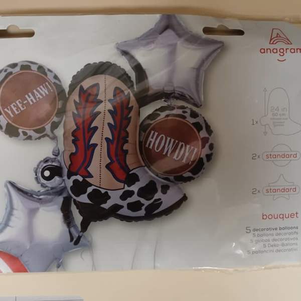 Cowboy-themed balloon bouquet with star balloons and round balloons reading "YEE-HAW" and "HOWDY".