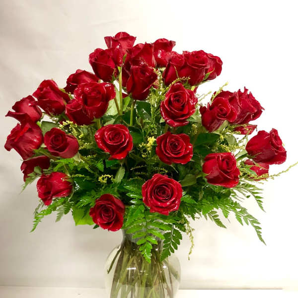 Bouquet of red roses in a clear glass vase