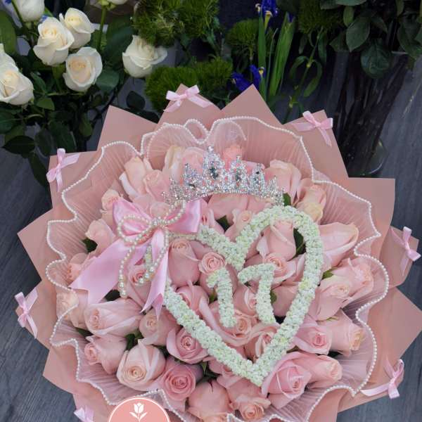 Pink rose bouquet with a tiara and heart decoration