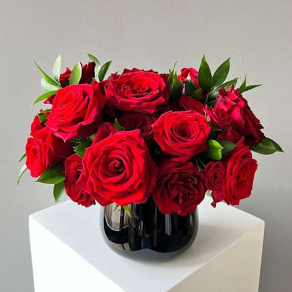 Bouquet of red roses in a black vase