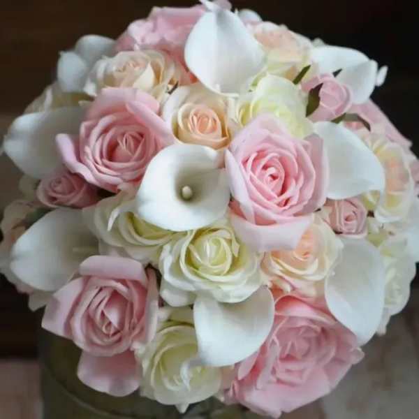 Bouquet of pink roses and white calla lilies