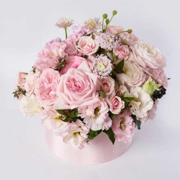Pink and white rose bouquet in a pale pink hat box
