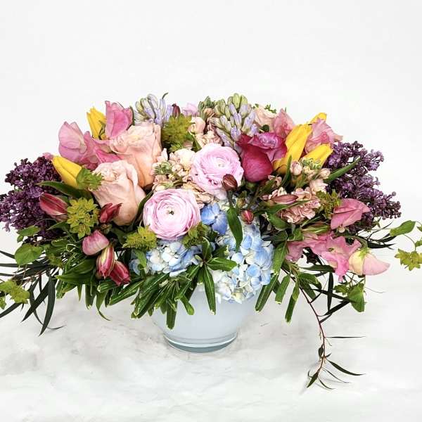 Mixed pastel bouquet in a clear glass vase