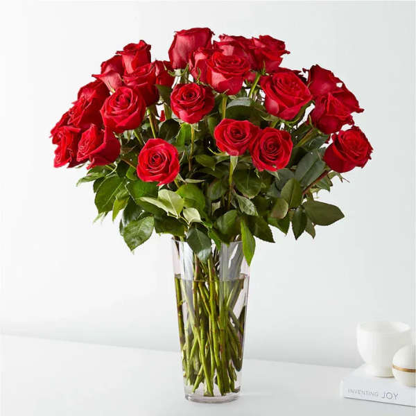 Bouquet of red roses in a clear glass vase