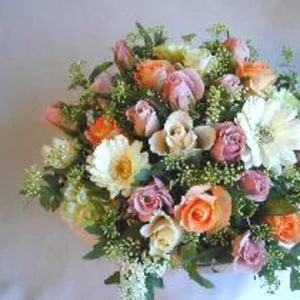Mixed bouquet of roses and daisies in pink, peach, and white