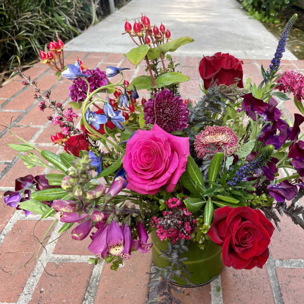 Mixed bouquet with red and pink roses in a green vase
