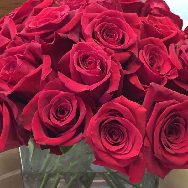 Bouquet of red roses in a clear glass vase