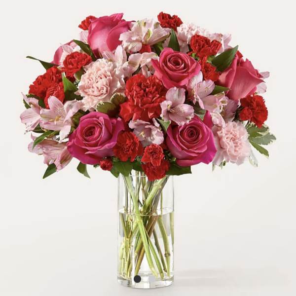 Bouquet of pink and red flowers in a clear glass vase