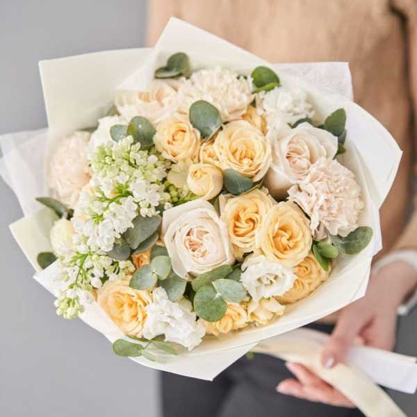 Bouquet of cream and peach roses with white filler flowers