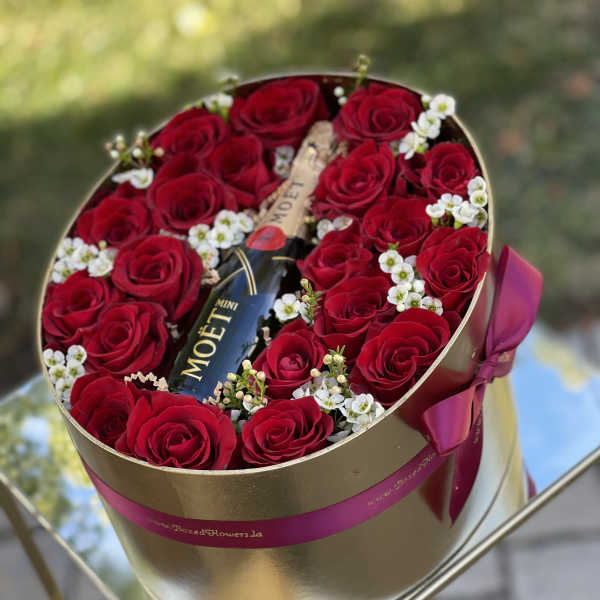 See through mini Moët champagne box