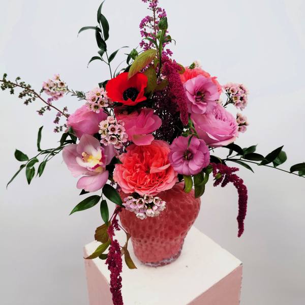 Pink and red mixed bouquet in a textured pink vase