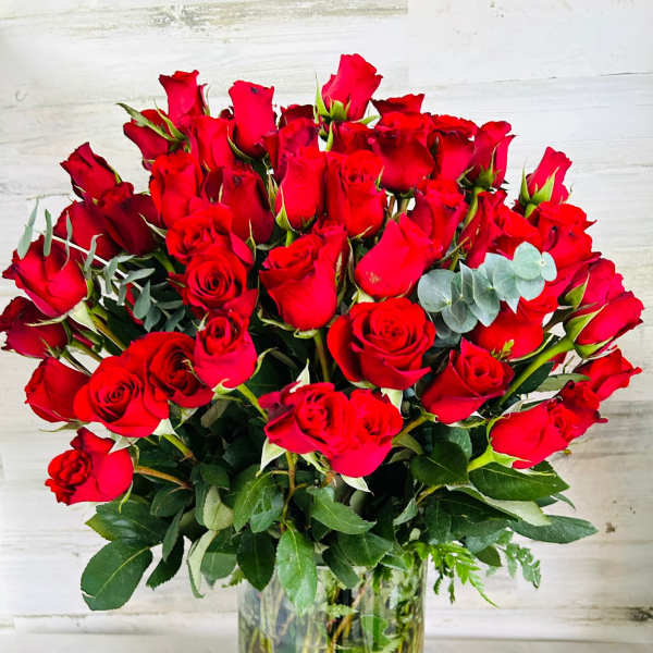 Bouquet of red roses in a clear glass vase