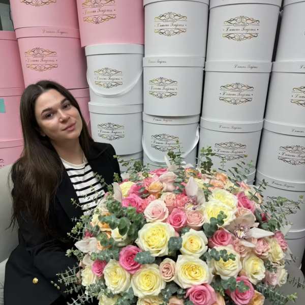 Large pastel rose bouquet in a pink round box