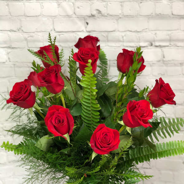 Bouquet of red roses in a clear glass vase