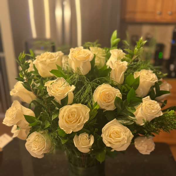 Bouquet of cream roses in a clear glass vase