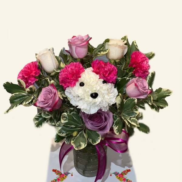 Bouquet with a teddy bear face made of white flowers and pink roses