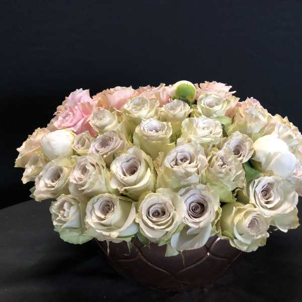 Soft color design. 60 roses for her!