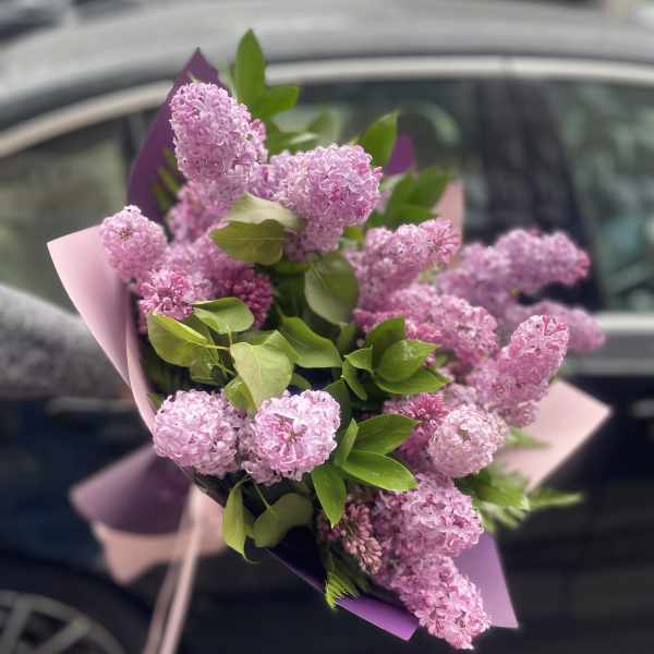 Lilac bouquet. The photo shows a standard size.