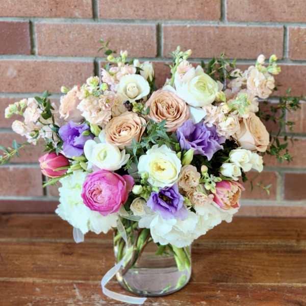 Mixed pastel bouquet in a clear glass vase