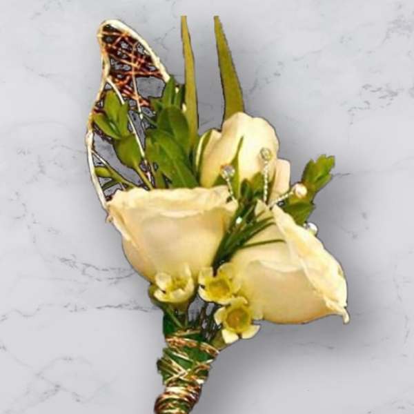 Cream rose boutonniere with green accents and decorative wire