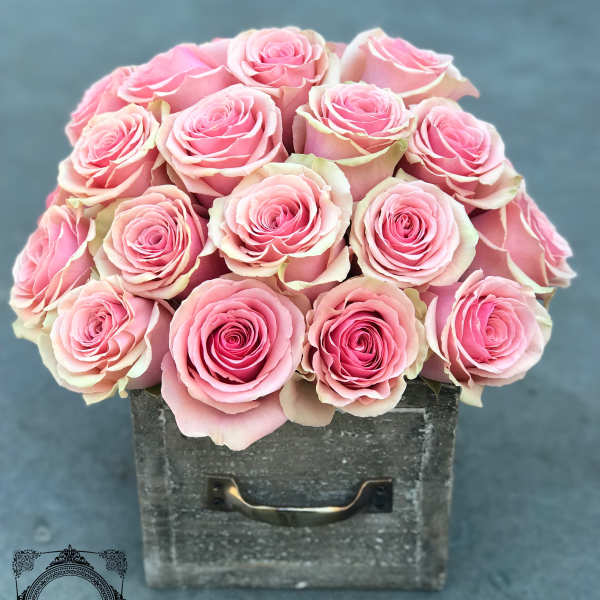 Pink rose bouquet in a gray wooden box