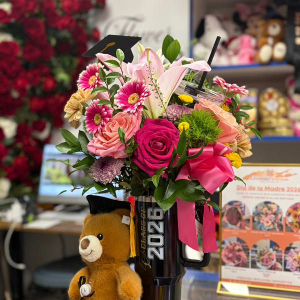 Arreglo con flores mixtas y peluche para graduada